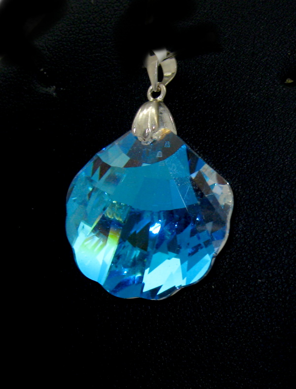 Přívěsek Swarovski elements mušle bílá