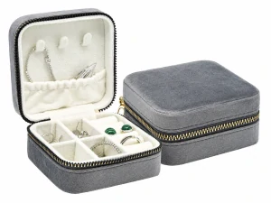 Šperky Nina – Cestovní sametová šperkovnice na zip (šedá, 10 × 10 × 5 cm) - sperk07
