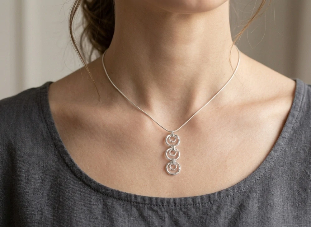 Šperky Nina - Stříbrný náhrdelník „Trio kruhů“ 925/1000 – minimalistický design - nahr ag H 005