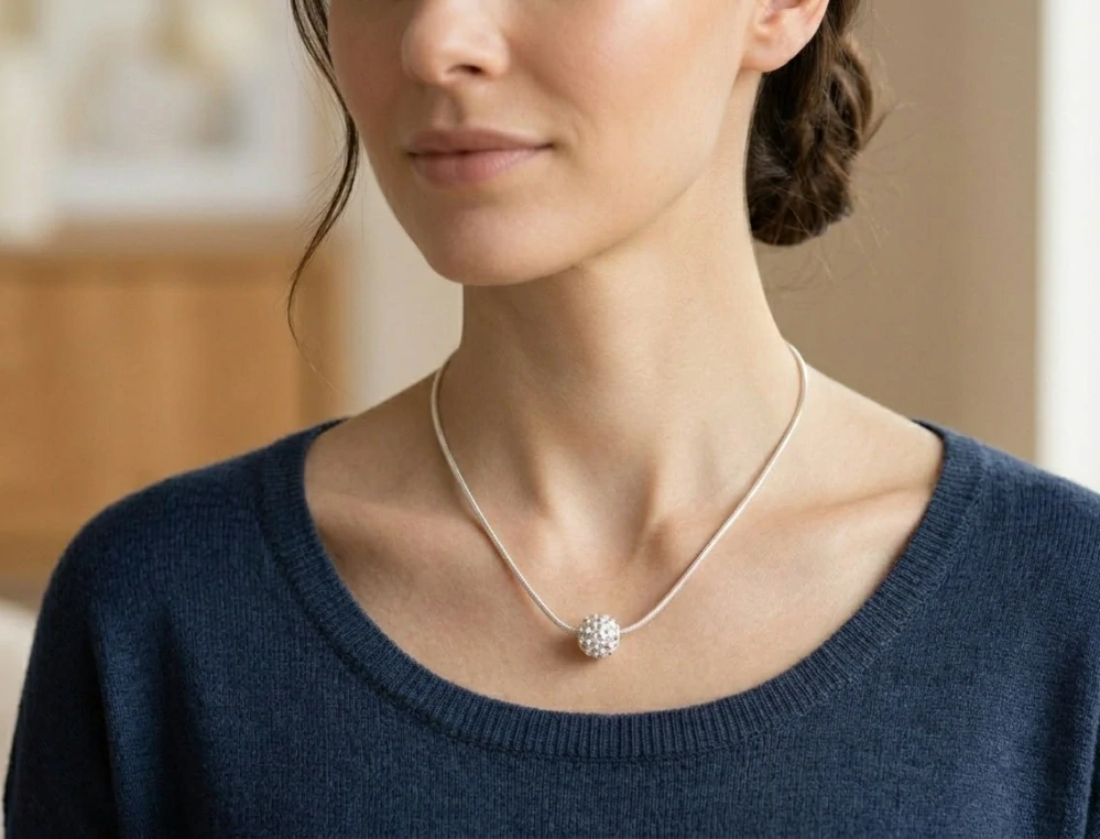Šperky Nina - Stříbrný náhrdelník 925/1000 s krystaly Swarovski – Bílá koule (42 cm) - retpri ag H 002