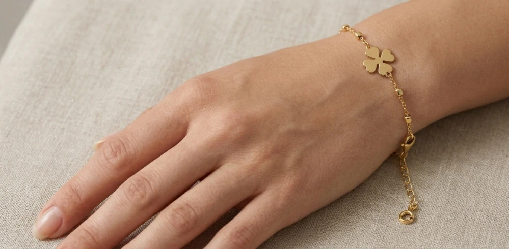 Šperky Nina - Zlacený stříbrný náramek se čtyřlístkem a kuličkami 925/1000 - nar zlac ag H 004
