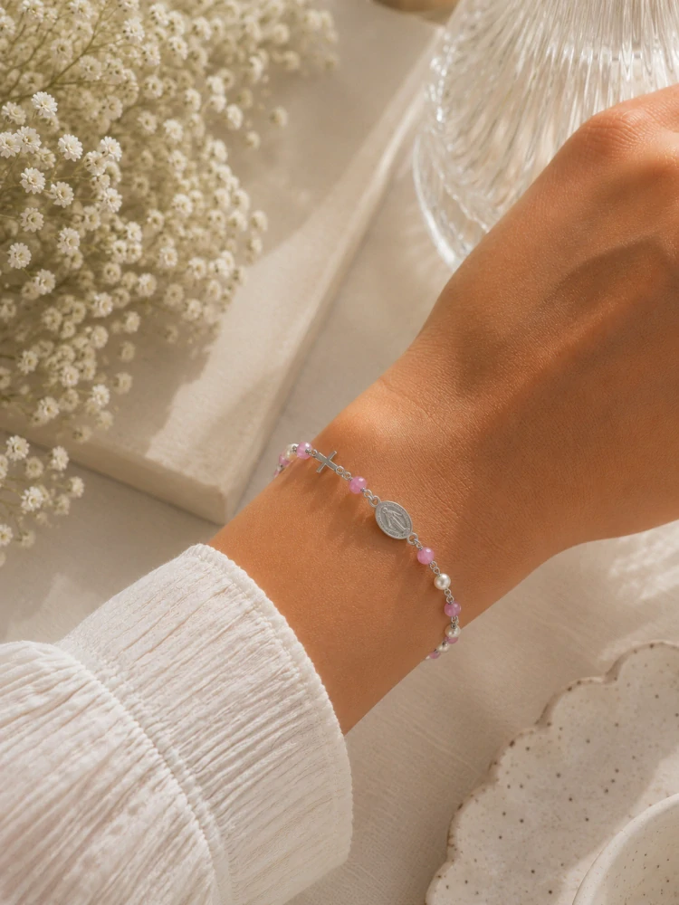 Šperky Nina – Stříbrný náramek Růžová ochrana s perličkami, růžovými korálky a medailkou (18,5 – 21,5 cm) 925/1000 - nar 536