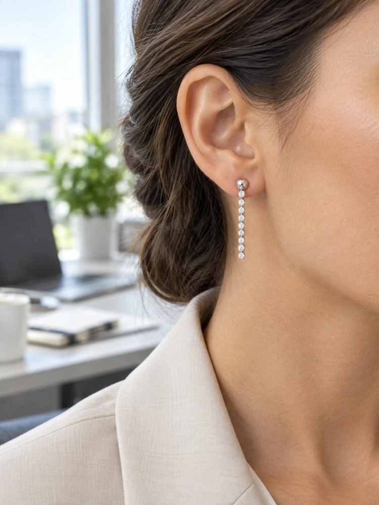 Šperky Nina – Stříbrné náušnice s linií čirých zirkonů (22 mm) - ns kam 508